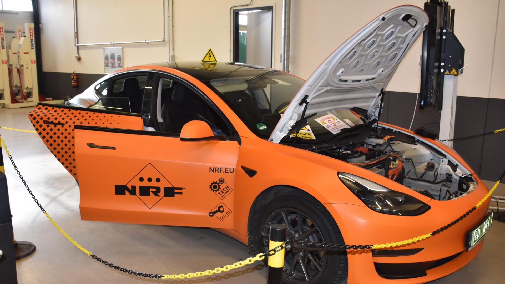 Oranje auto in garage
