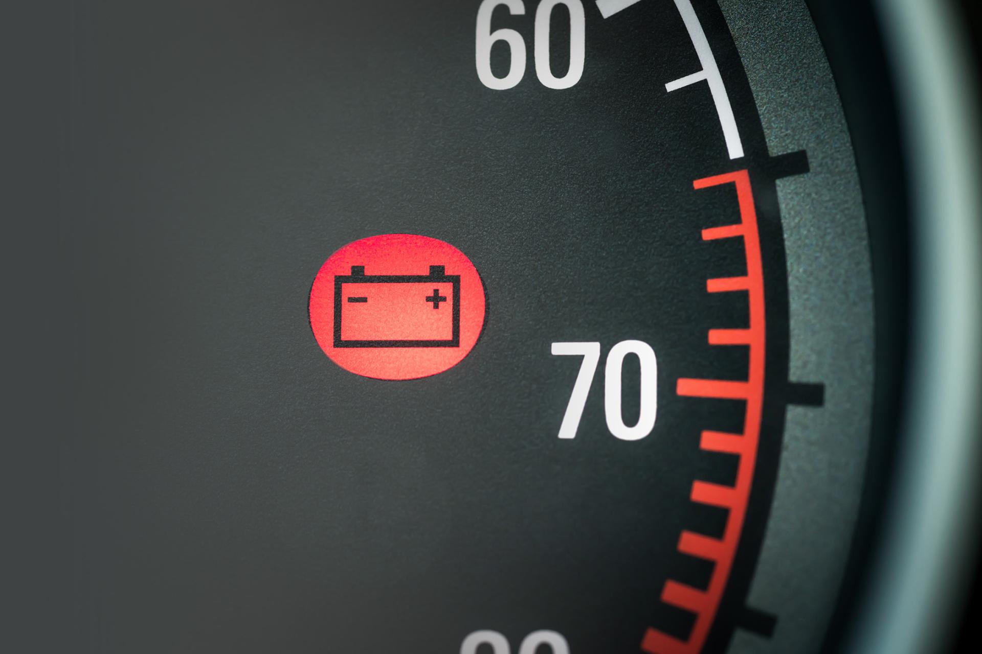 Dashboard met waarschuwingslampje accu