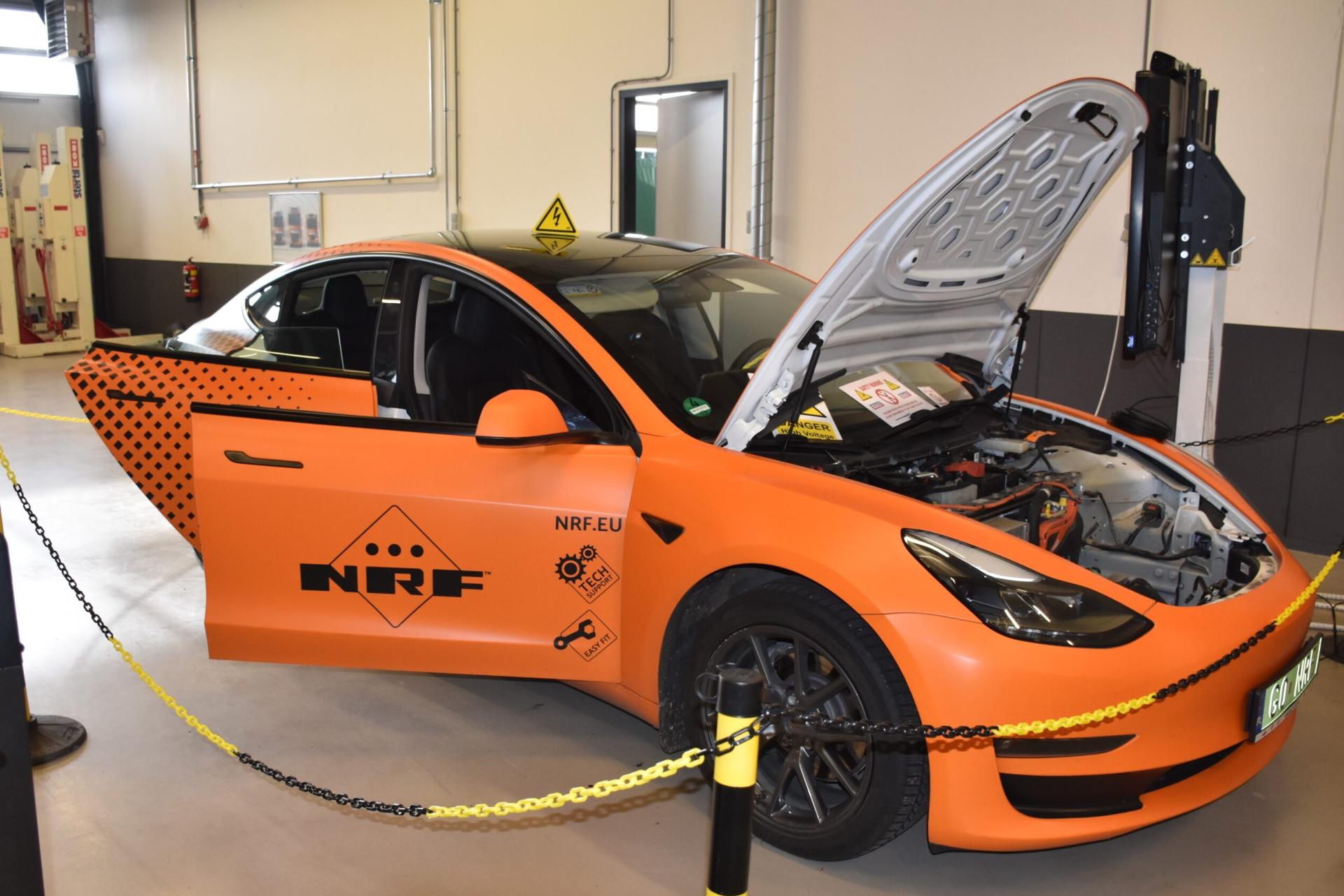 Oranje auto in garage